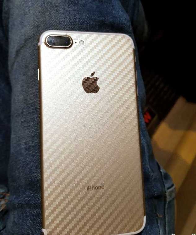 Iphone 7+ 32G  لتلفون مش بحالة الوكاله هو فعلاً وكالة و نضيف ما فيه ولا شخط كل اشي شغال فيه 100٪؜ - لزقة اماميه - لزقه خلفيه - السماعات الاصليه - الشاحن الاصلي مع الكرتونه و كامل اغراضو التلفون "...