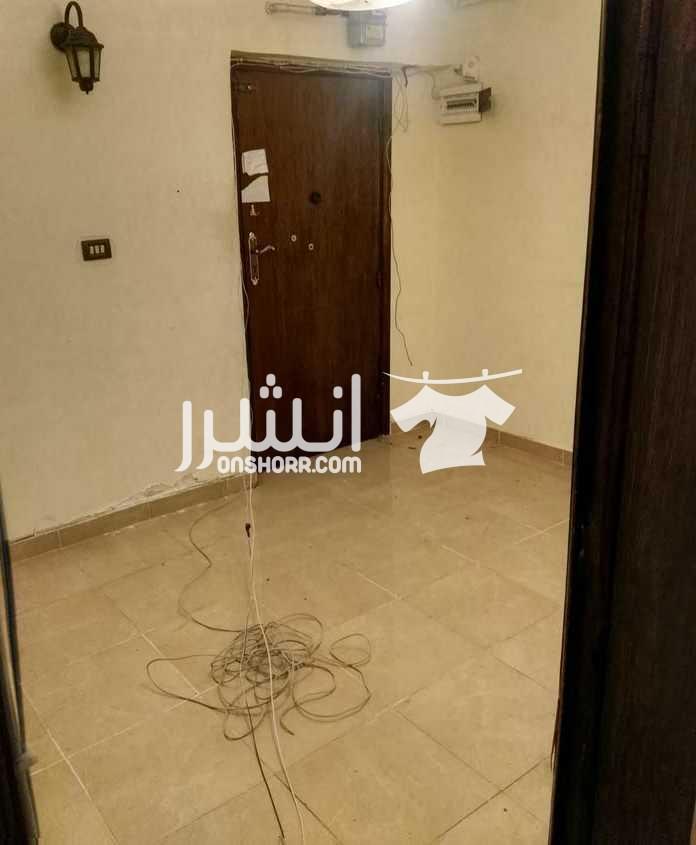 شقه في قلب ميامي خامس نمره من البحر و بتسيهلات   الشقه بالدور الخامس عماره قديمه 7 أدوار فقط، في قلب ميامي خامس نمره من البحر خطوات مشي من البحر والمواصلات العامه ، علي شارع المستجد الرئيسي والبلكونه...