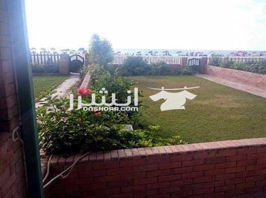 شقة عائلية ساحرة صف اول علي البحر بحديقة   شقة بالطابق الارضى 150 مترمن غير مساحة الحديقة تشطيب سوبر لوكس , تطل علي ساحل البحر مباشرة بحوض الاراضى الغربية رقم 4 بمنطقة البيطاش (بيانكي) التابعة لقسم ال...