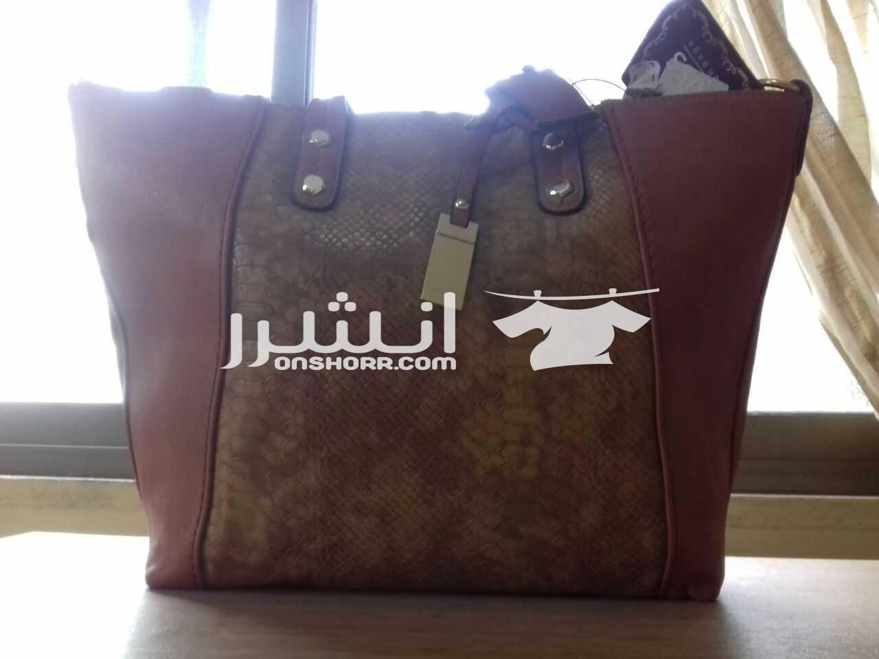 شنتة جلد طبيعي جديدة للبيع وتحتوي شنتة صغيرة معها نفس اللون ❤️ والسعر قابل للتفاوض