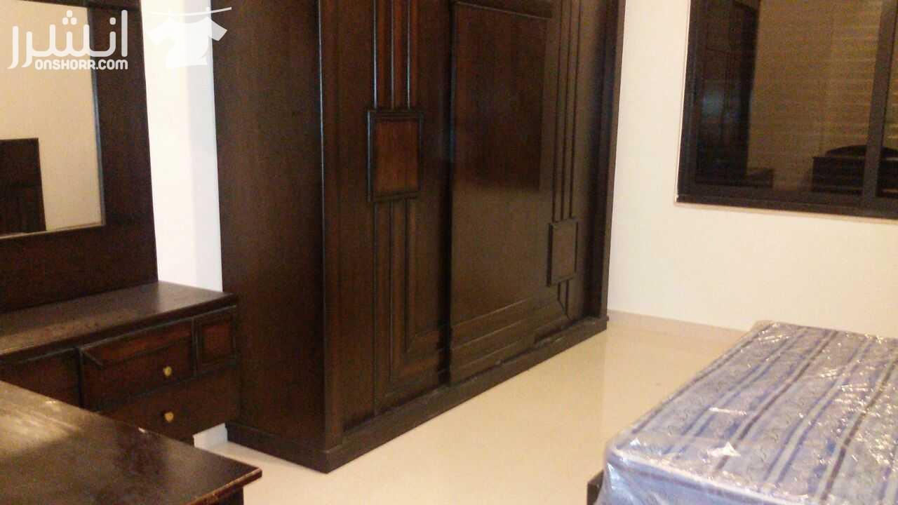 شقه مفروشه فاخره للبيع الموقع  : دير غبار   شقه جديدة أرضيه مكونه من  4 غرف نوم و 4  حمامات  صالون واسع غرفة  معيشة غرفة خادمه تكييف مركزي تدفأ تحت البلاط تراس أمامي وجاني منطقه هادئه ومطله على عبدون...