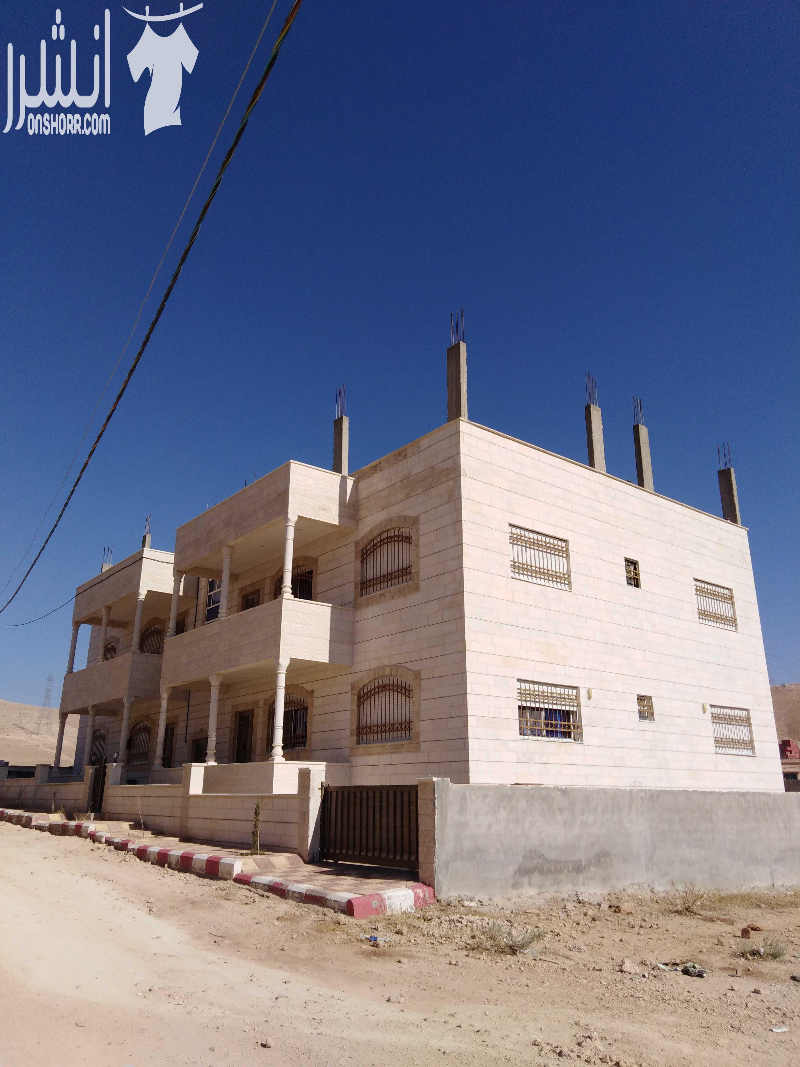 عمارة طابقين للبيع على شارع واحد اربع شقق مشطبه بالكامل ومن افخر انواع التشطيبات موقع مميز كل شقه ثلاث غرف واحده ماستر وحمامين وصالون كبير ومطبخ امريكي راكب جاهز وجبسم بورد لا تحتاج الا الاثاث   الموق...
