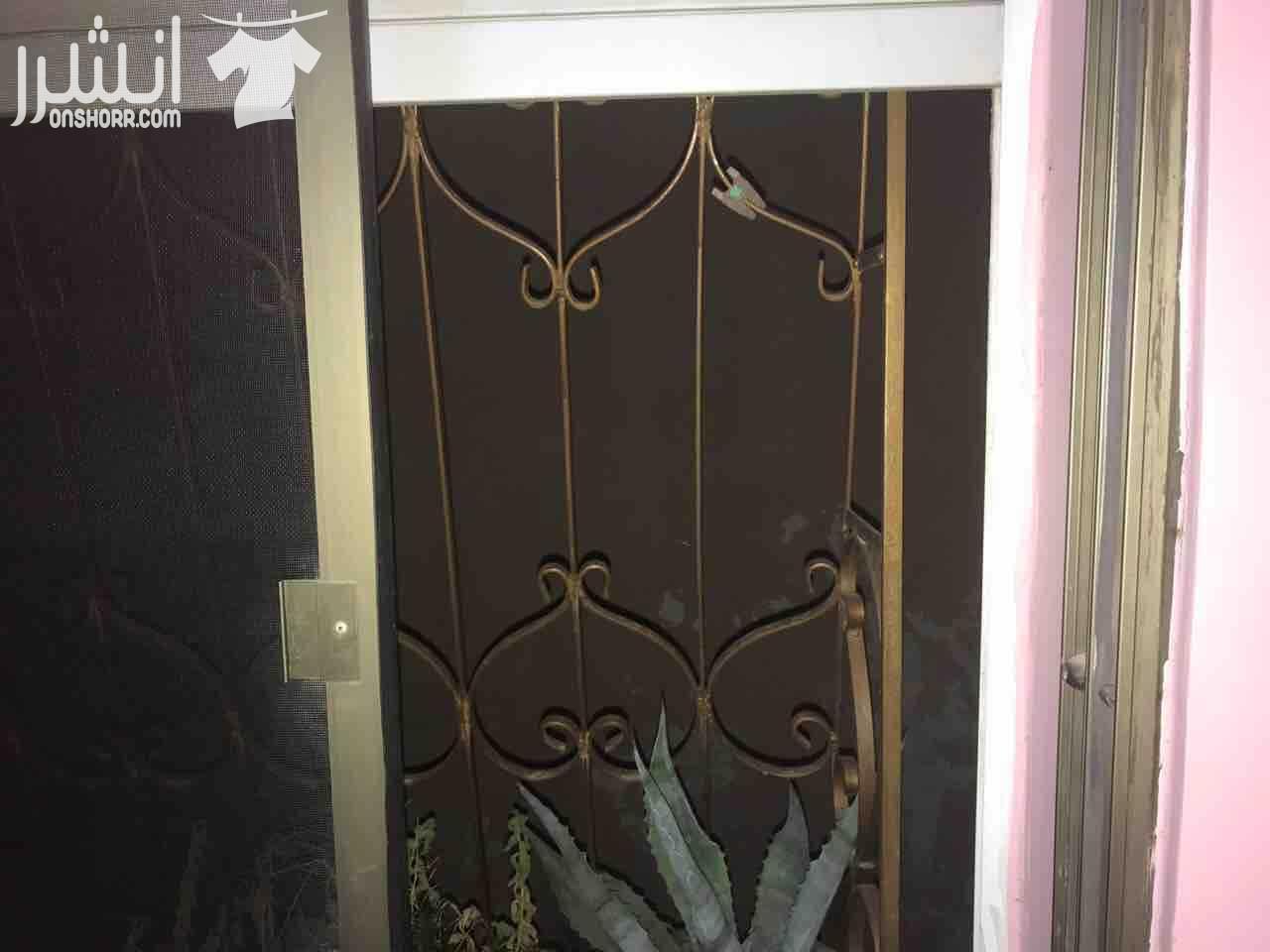 مساحه 148كوشان و158فعلي طابق تاني بجانب الكليه العلميه الاسلاميه ومدارس تقارب 3غرف نوم واحده ماستر3حمامات وغرفة معيشه وغرفة ضيوف وبلكونه مطبخ راكب (المطبخ المثالي) كراج مستقل مكيفات عدد 3حديد حمايه ل...