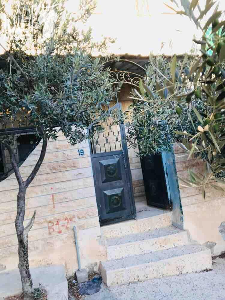 بيت مستقل للبيع بداعي السفر    مسطح البيت 200متر  مربع  البيت مكون من طابقين كل طابق 100 متر مربع مساحه الارض كامله ١٦٠ متر  كل طابق يوجد فيه اربع غرف وحمامين ومطبخ  واجهه حجر كوشان مستقل كل طابق عداد...