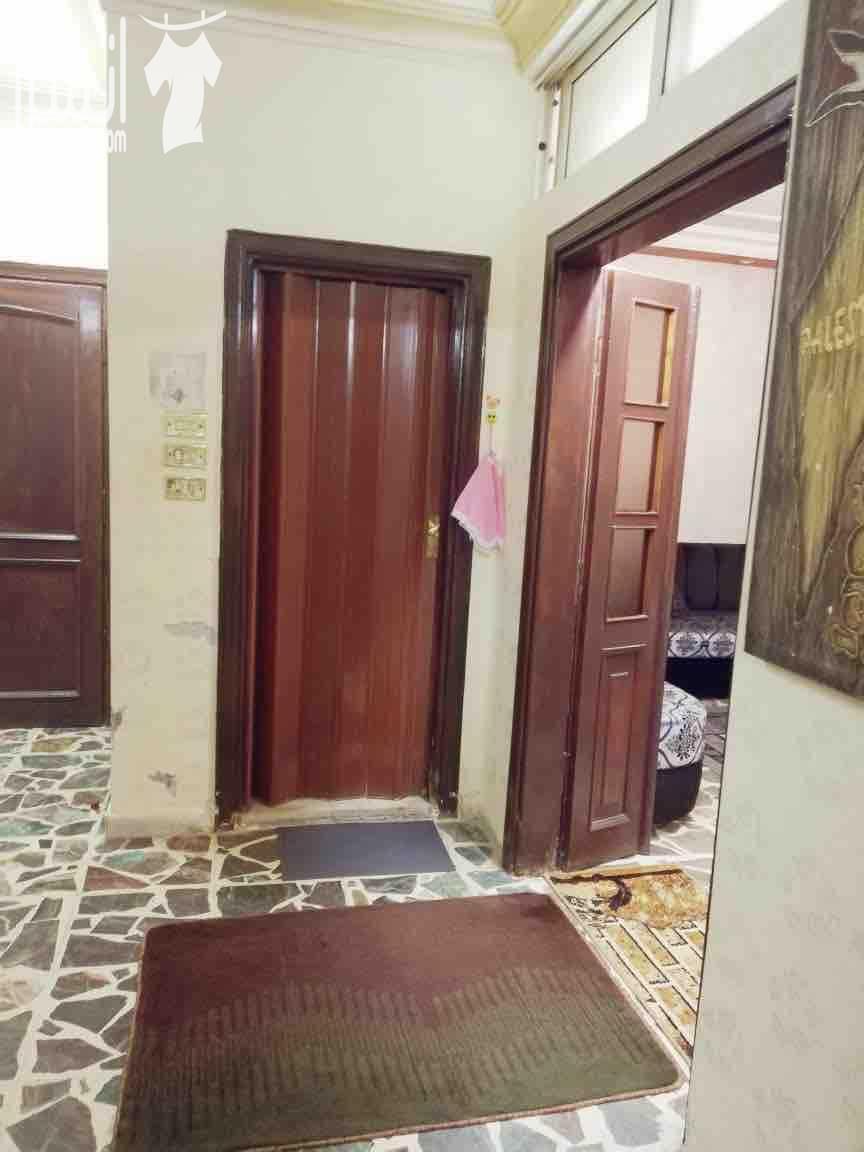 شقة ديلوكس للبيع في ضاحية الامير حسن شبه تسوية  لها ٣ مداخل مهوية بشكل ممتازمساحته١٥٠ داخلي٢٠خارجي البيت مقسم بباب المنيوم الى بيتين بمطبخين لكل بيت مدخل خاص يصلح بيت واحد كبير او بيتين متوسطي الحجم ٤...