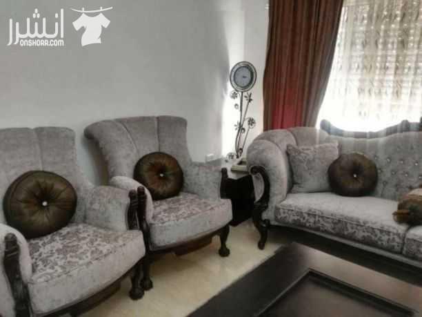 طقم كنب استعمال خفيف سعر الشراء 1200 دينار للطقم لحالو للبيع مع الطاولات و السجاده 850 دينار