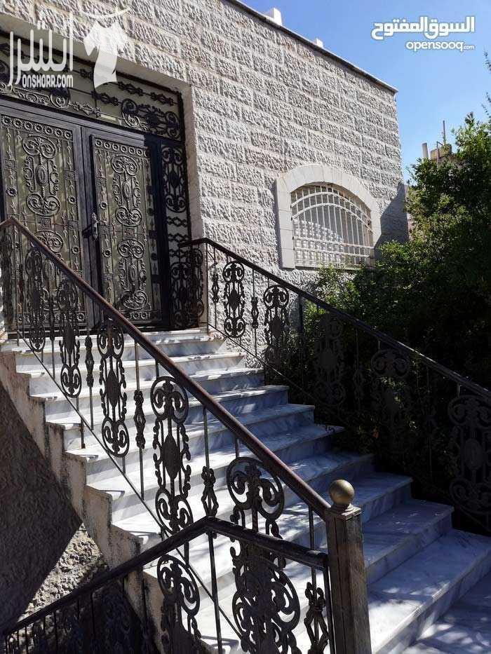 منزل مستقل للبيع على قطعة أرض مساحتها ٩٦٥ متر في اربد-إيدون-الحيّ الغربي بالقرب من مسجد خلف التل    مكوّن من طابقين الأرضي مساحته ١٢٠ متر مربع والطابق التاني ٢٤٠ متر مربع والمطبخ راكب في الطابقين مع و...