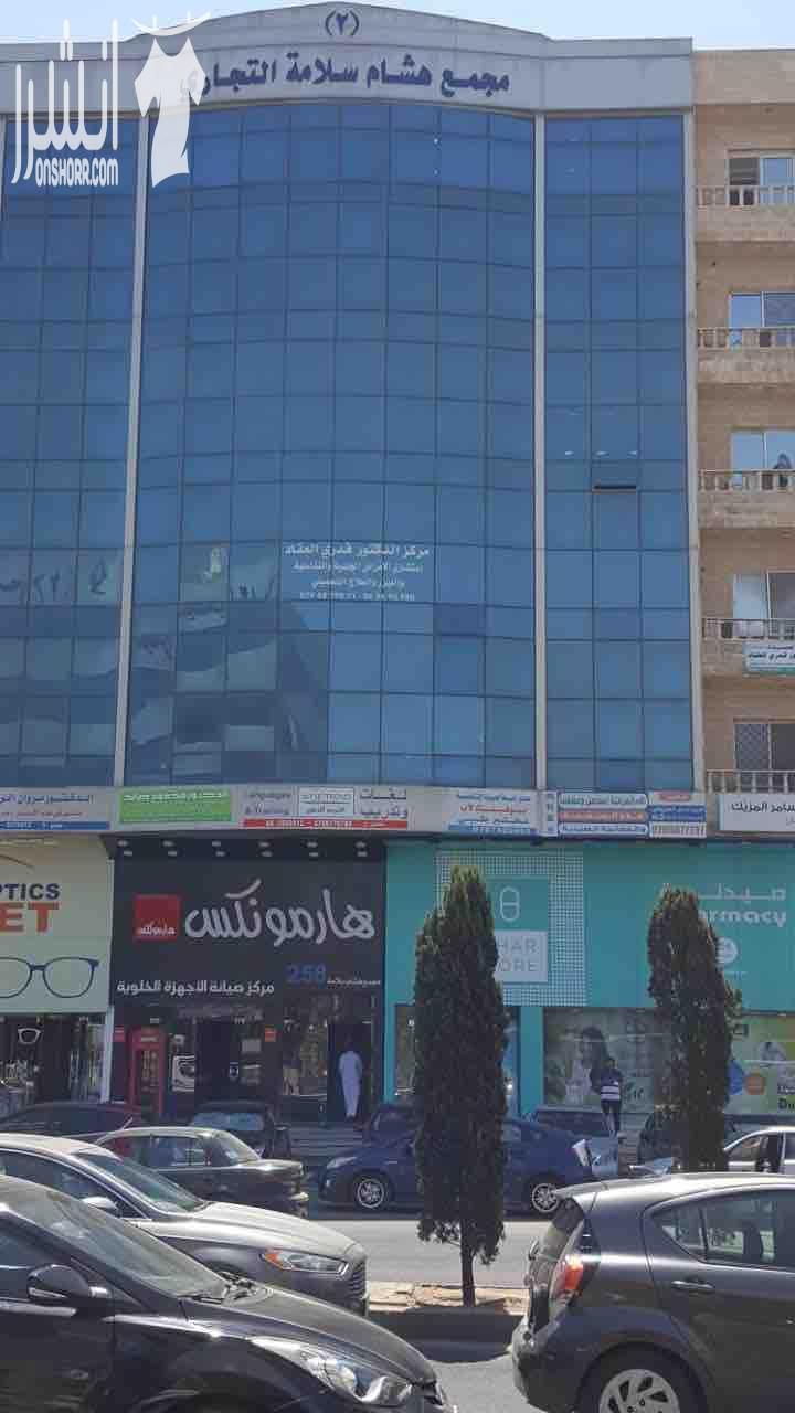 #[3102] مؤثث بالكامل للإيجار ... - مكتب مشترك مع طبيب استشاري وسكرتيرة مشتركه ، وقاعة انتظار مشتركه ، يحتوي على : ( مكيف ، شاشة تلفاز ، ثلاجة ، حمام ومطبخ ). - العنوان : شارع المدينة المنورة 258 - مجم...
