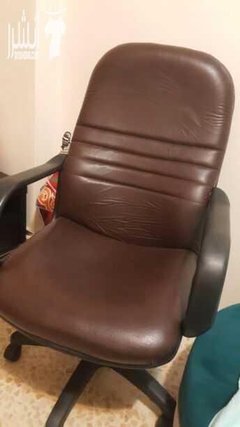 كرسي مكتب متحرك بحاله الوكاله البيع بسبب الرحيل وما الو مكان عندي.. للأستفسار 0795901173