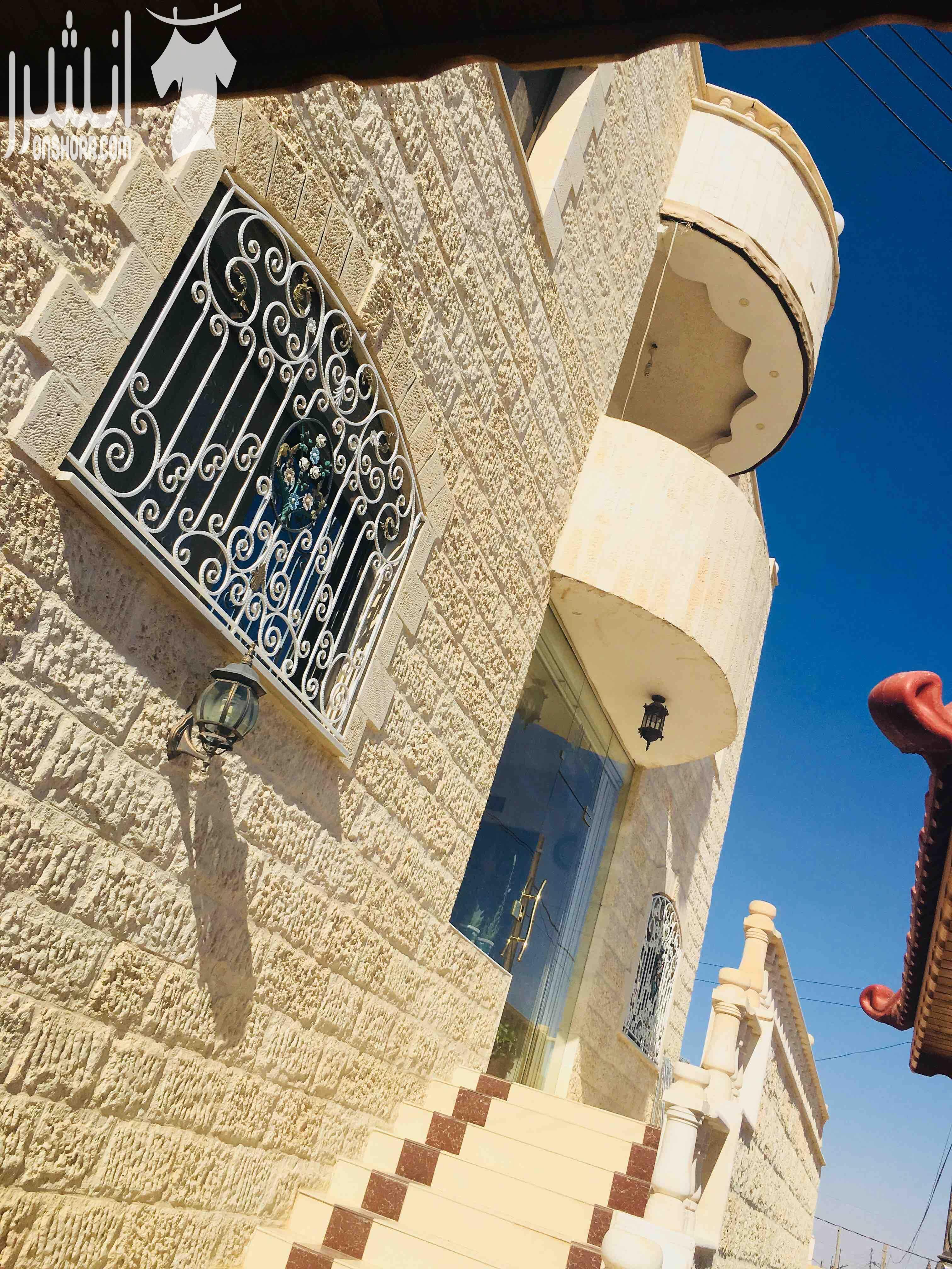عماره للبيع /ياجوز /حي الرشيد /ضاحية الملك عبدالله الثاني   عماره طابقين مكونه من ثلاث شقق  الطابق الاول شقه مساحتها210م (مطبخ أمريكي و صاله/ غرفه ضيوف حمام/ ثلاث غرف نوم ماستر )  الطابق الثاني شقتين...