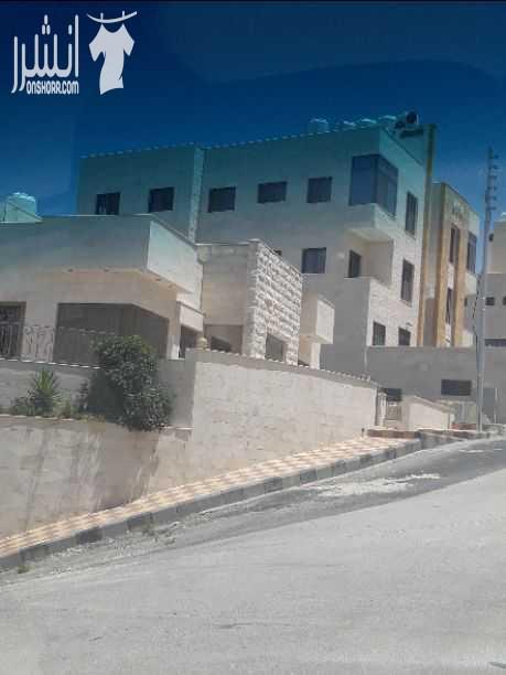 بيت مستقل يتكون من طابقين  الارض ٧١١م الطابق الاول ١٠٠م غرفة نوم كبيرة صالة مع مطبخ امريكى  وحمام  ط ٢ ٢٥٠م مع الترس ٣نوم ١ماستر ٣حمامات صالة وصالون مطبخ مع جلسة فاير بليس حديقة مطبخ كبيرة حدائق امامي...