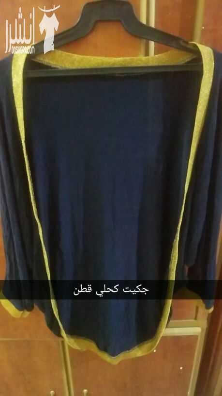 تنوره كحلي قطن على الموديل فيها سحاب ذهبي  مع جكيت قطن كحلي نفس لون التنوره علية اطار ذهبي نفس لون السحاب الموجود بالتنورة يعني فيكي تعتبريهم طقم وبأقل سعر