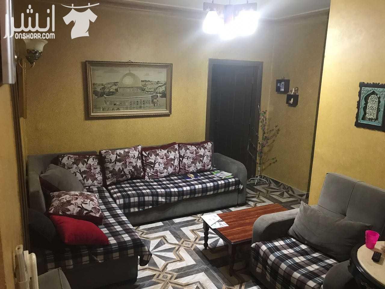 شقه في ضاحية الرشيد بجانب مدارس تقارب والكليه العلميه الاسلاميه طابق ثاني مساحتها 148م ثلاث غرف نوم واحده ماستر وثلاث حمامات  المطبخ من المثالي شارع مكه مكفول وسخان فوري لكل حمام وجيزر كهربا للبيت كام...