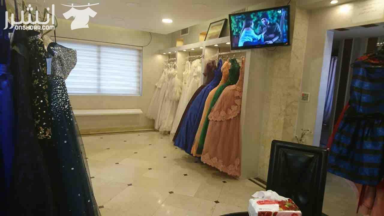اعلان  محل بيع وتاجير بدلات اعراس وسهرة للبيع .. مساحة المحل اكتر من ١٠٠ متر مربع. يعمل بشكل جيد .. سبب البيع عدم التفرغ والسفر .  تكييف مركزي (حامي/بارد) ديكور جديد.. واجهة سيكوريت على الشارع الرئيسي...