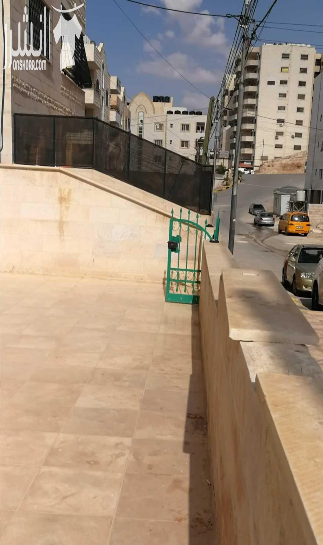 شقة بالزقاء الجديدة مساحتها ١٥٠ مع تراس ٣  غرف مع صالتين وحمامين ومطبخ راكب