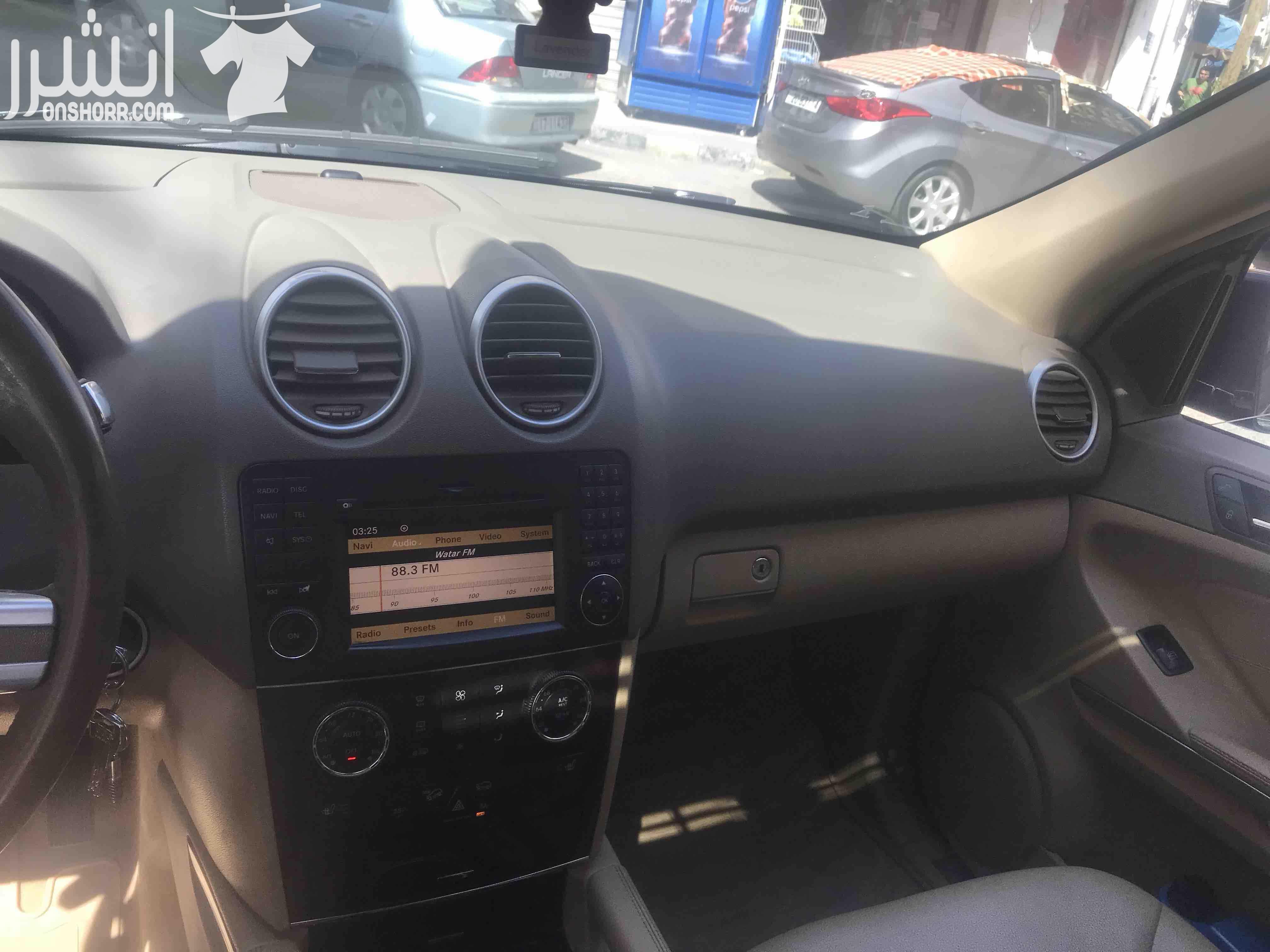 مرسيدس Ml 350 2011 4 MATIC/ فتحة/ كاميرا خلفية / فرش جلد / فحص كامل بحالة الوكالة / كراسي كهرباء/ تحكم طارة/ حساسات امامية حساسات خلفية / مري كهربا / راديو / مسجل MP3 / مشغل CD / مدخل AUX / مدخل USB/...