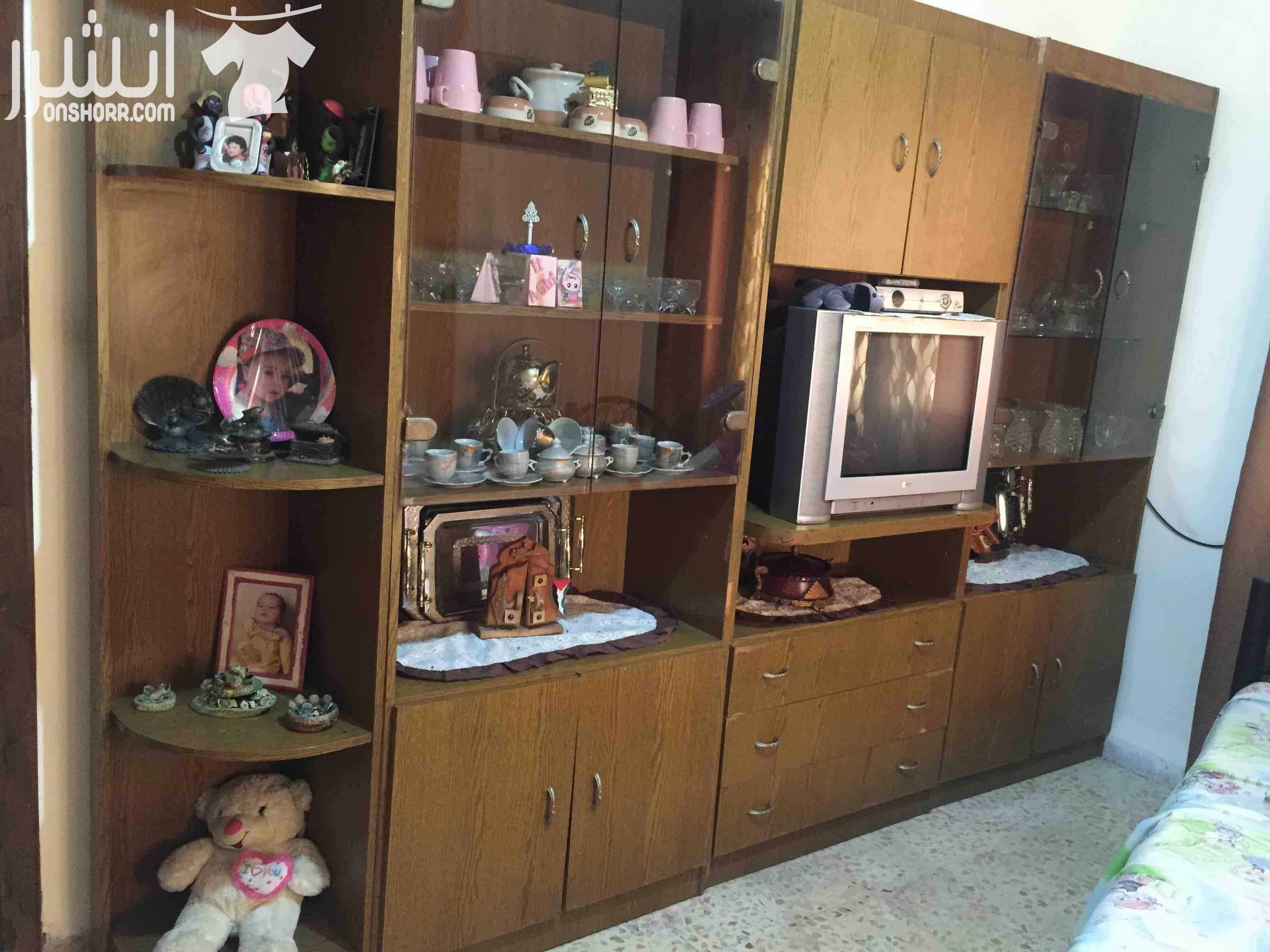 وفيه فاخر  تفصيل بحاله ممتازه استعمال بسيط مكون من 2 كورنر 3 قطع كبيره لون بني مع عسلي للتواصل والاستفسار واتس اب على الرقم 0799894483