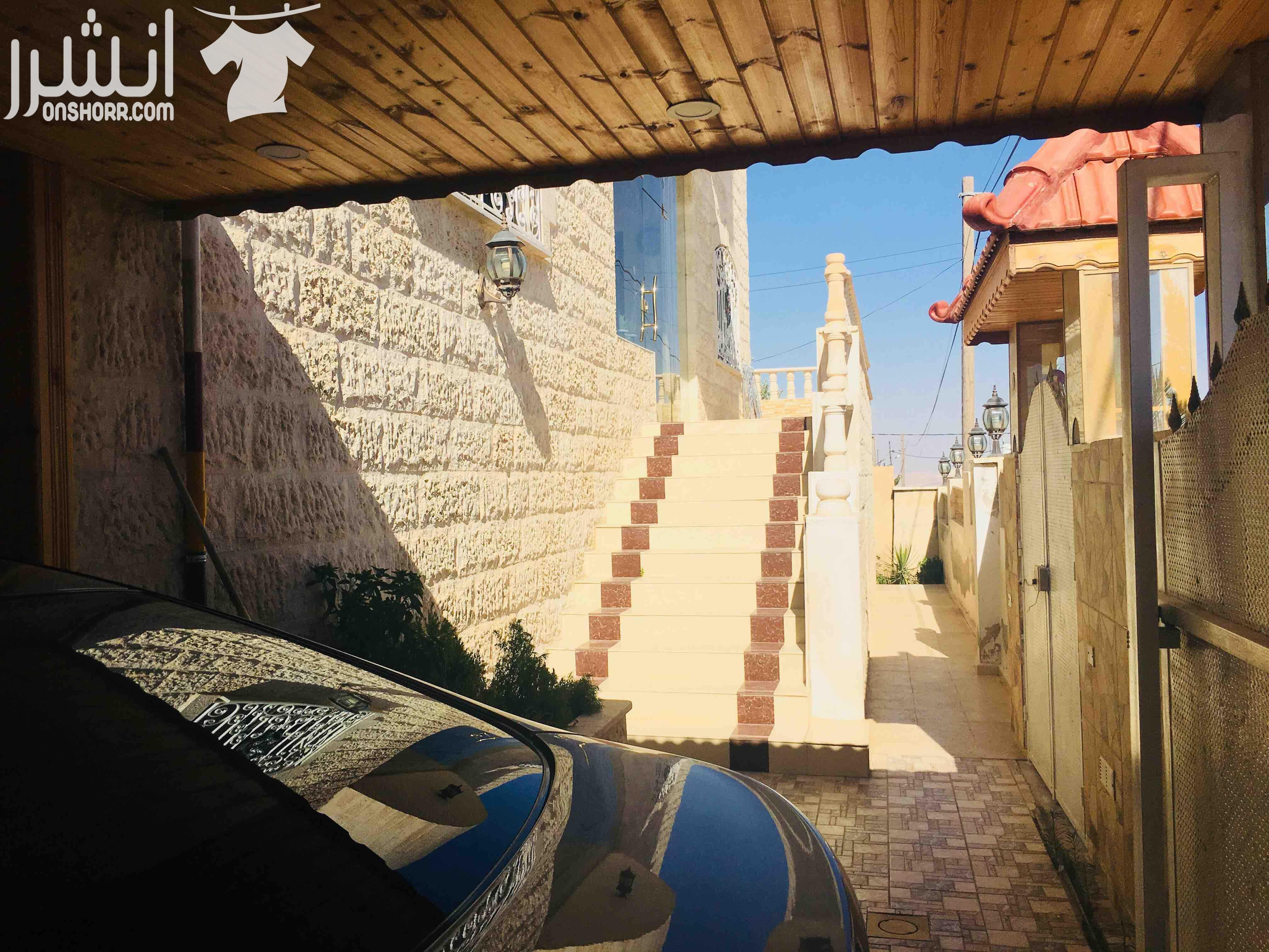 عماره للبيع /ياجوز /حي الرشيد /ضاحية الملك عبدالله الثاني عماره طابقين مكونه من ثلاث شقق الطابق الاول شقه مساحتها210م (مطبخ أمريكي و صاله/ غرفه ضيوف حمام/ ثلاث غرف نوم ماستر ) الطابق الثاني شقتين...