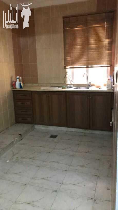 شقة بمنطقة مميزة للبيع بمدينة اربد قرب الخدمات وبمدخل منفصل عن العمارة مع ترس امامي وجانبي  الشقة مكونة من 3 غرف نوم وصالة ومطبخ بنظام امريكي وحمامين وتشطيبات مميزة  سعر الشقة 27000 دينار اردني قابل ل...