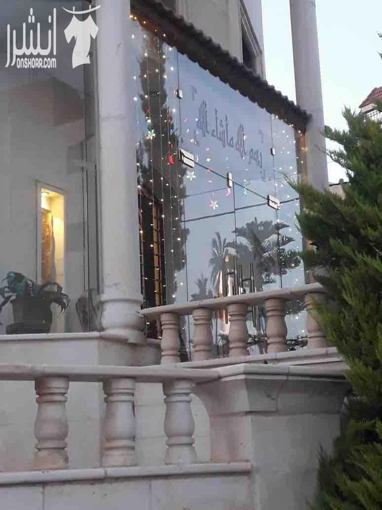 شقه في الياسمين مشطبه تشطيب فاخر جدا 168م تحتوي على : ثلاث غرف واحده ماستر  ثلاث حمامات  مطبخ خشب بلوط مع هود ايطالي من ال AEG فاخر جدا  صالون كبيير تشطيب رائع  ساحه كبيره وبلكونة مطبخ  بلكونه مع الصا...