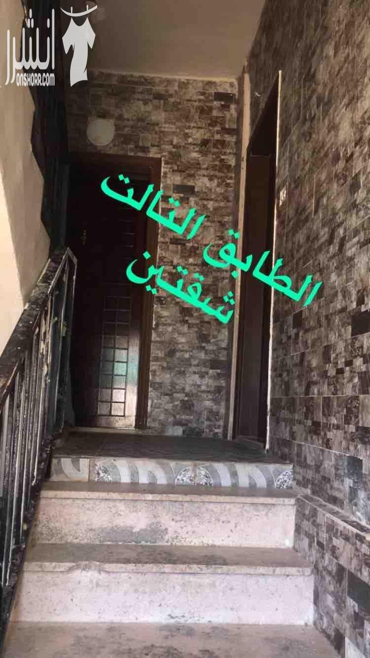 فيلا 3طوابق 5شقق للبيع من المالك مباشره السعر قابل للتفاوض   يوجد مع البيت ارض 1700متر للبيع المستعجل  الطابق الاول كامل التاني شقتين التالت شقتين  يوجد جميع الخدمات مطله على مطار إلملكه عليا مقابل شا...