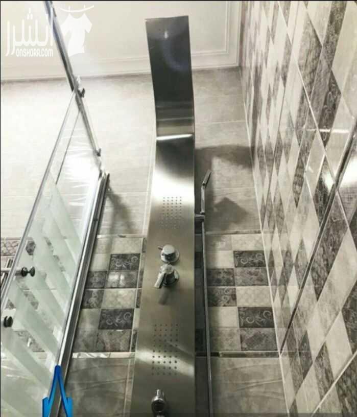 للبيع شقه مع تراس منطقه الجبيهه خلف مدارس ريتال طابق ارضي عمر البناء 11 شهر ثلاث غرف نوم حمامات صاله صالون مطبخ نظام امريكي كراج داخلي مضخات ماء سخان شمسي تدفائه مركزية غاز مصعد مستودع لكل شقه ستلاي...