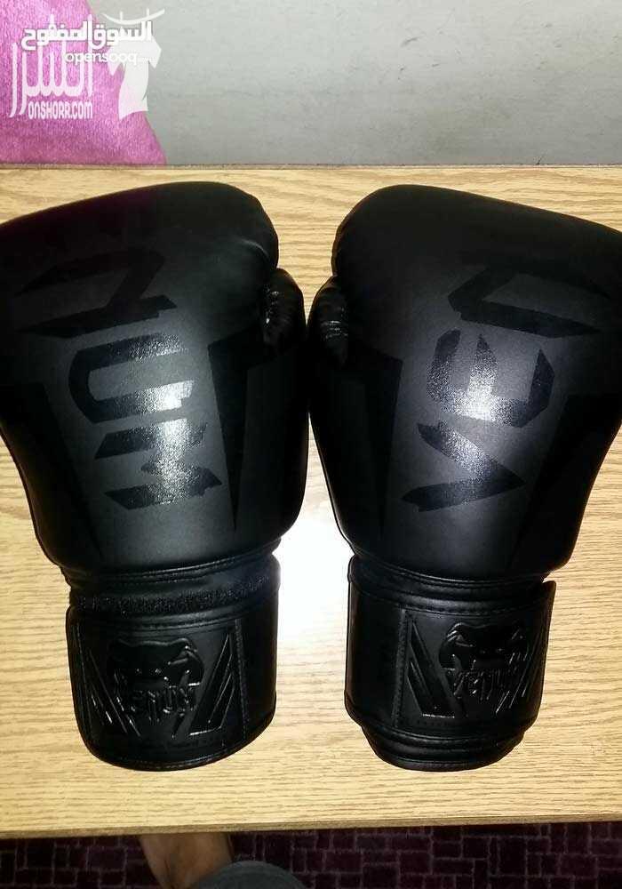 قفازات VENUM ملاكمة_كيك بوكسينغ _ مواي تاي مع باندج EVERLAST غير مستعملات بحالة جديد