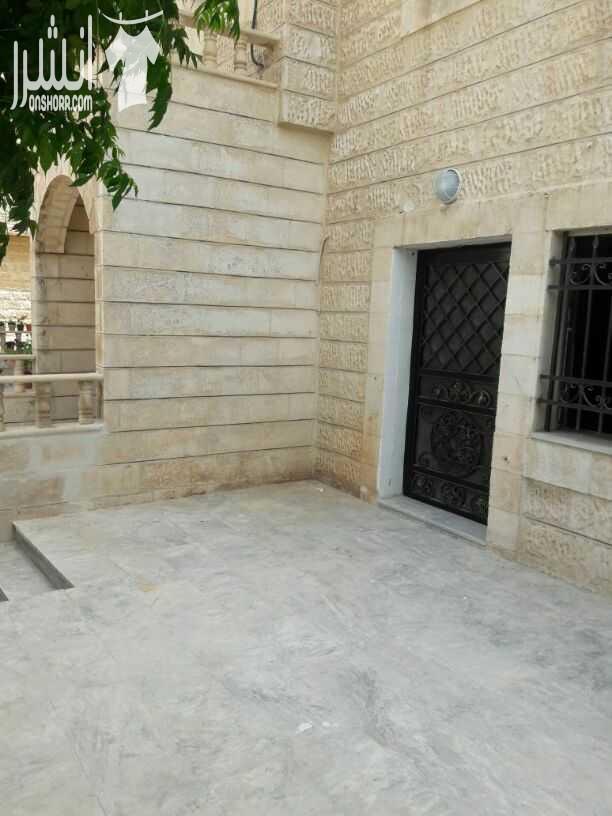 شقة ارضية مع ترس للبيع .. مقابل العيادات الخارجية لمستشفى حمزة منطقة هادئة جدا .. مساحتها الداخلية 135 م .. ثلاث غرف نوم ..ثلاث حمامات ..ومطبخ راكب جديد وحمامات تم عمل صيانة لها وتغييرها .. تشطيبات د...