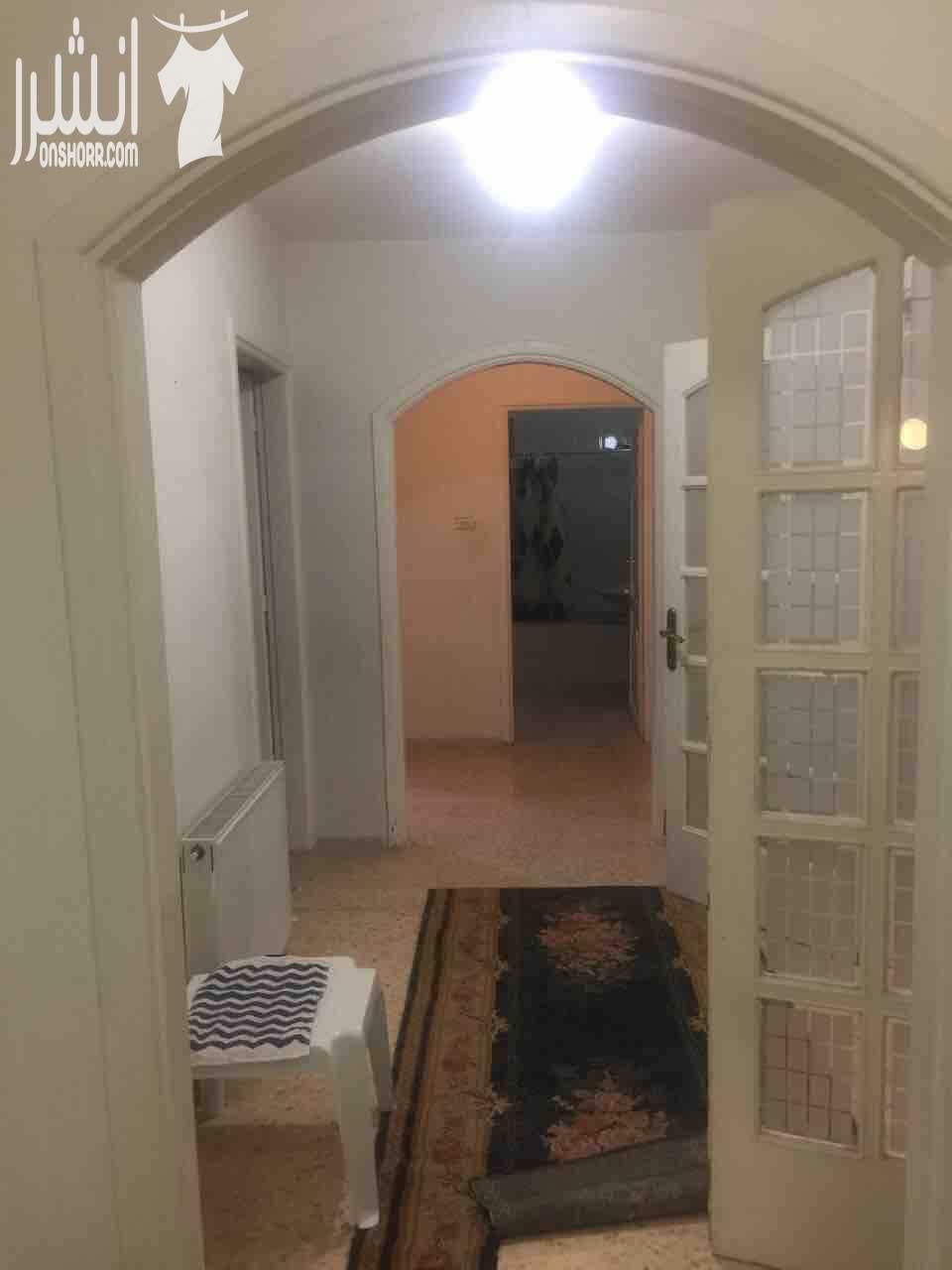 خلدا شقه ارضيه من ڤيلأ مساحه 180م داخلي خارجي 350م 3نوم 2حمام مطبخ غرفت معيشه وضيوف وسفره غرفت شغاله مستودع كراج خاص تدفئه مركزيه حديقه جميله جدا واسعه السعر 7500 على دفعات للجادين الرجاء التوا...