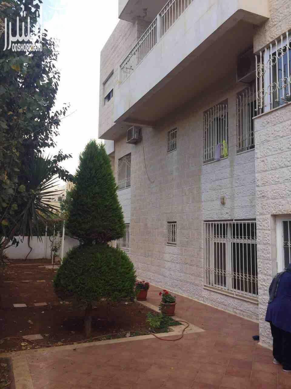خلدا شقه ارضيه من ڤيلأ مساحه 180م داخلي خارجي 350م 3نوم 2حمام مطبخ غرفت معيشه وضيوف وسفره غرفت شغاله مستودع كراج خاص تدفئه مركزيه حديقه جميله جدا واسعه السعر 7500 على دفعات للجادين الرجاء التوا...