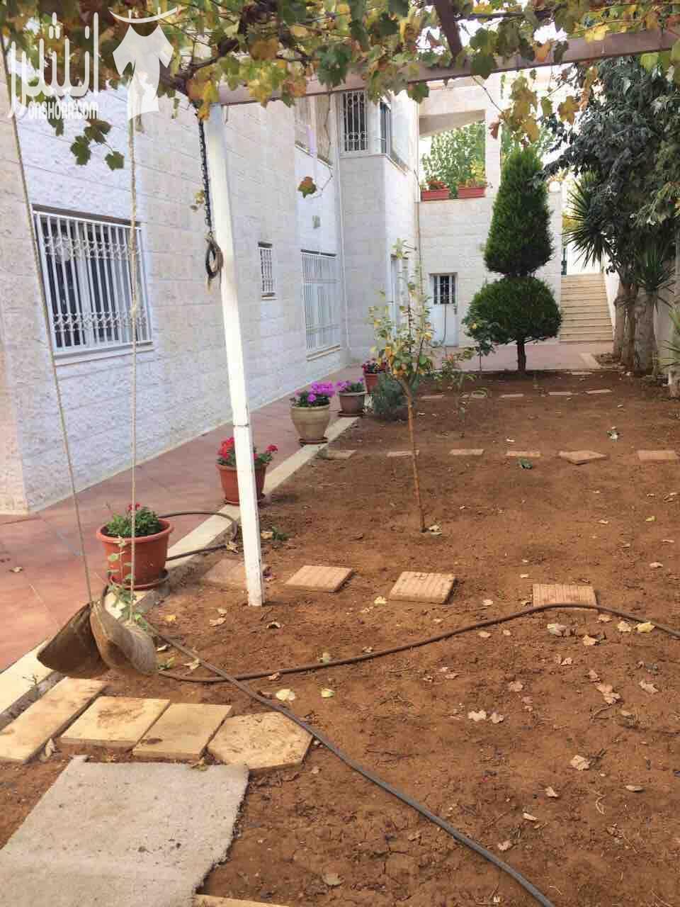 خلدا شقه ارضيه من ڤيلأ مساحه 180م داخلي خارجي 350م 3نوم 2حمام مطبخ غرفت معيشه وضيوف وسفره غرفت شغاله مستودع كراج خاص تدفئه مركزيه حديقه جميله جدا واسعه السعر 7500 على دفعات للجادين الرجاء التوا...