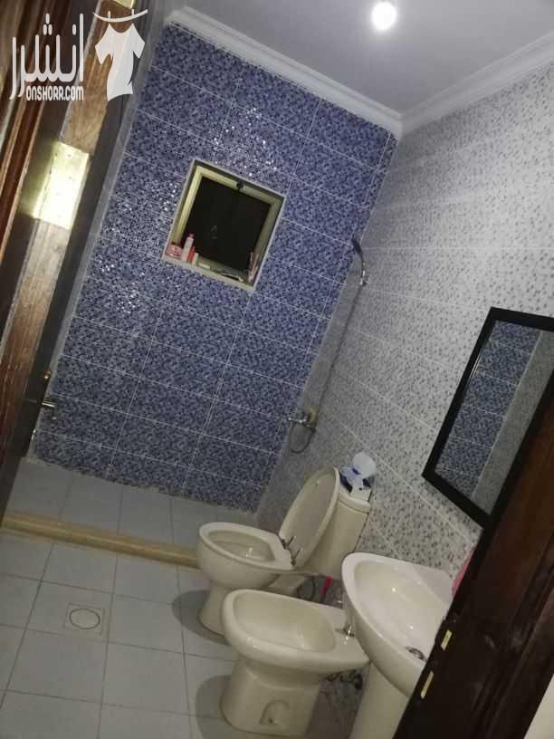 شقه للبيع المساحه ١٢٠م تقريبا طابق أول الموقع جبل الزهور بالقرب من مسجد خليل السالم مكونه من غرفة ضيوف وغرفة معيشه وغرفة نوم ماستر وغرفة نوم اطفال وحمام ومطبخ راكب وبرنده ويوجد اصانصيل وكراج عمر الإسك...
