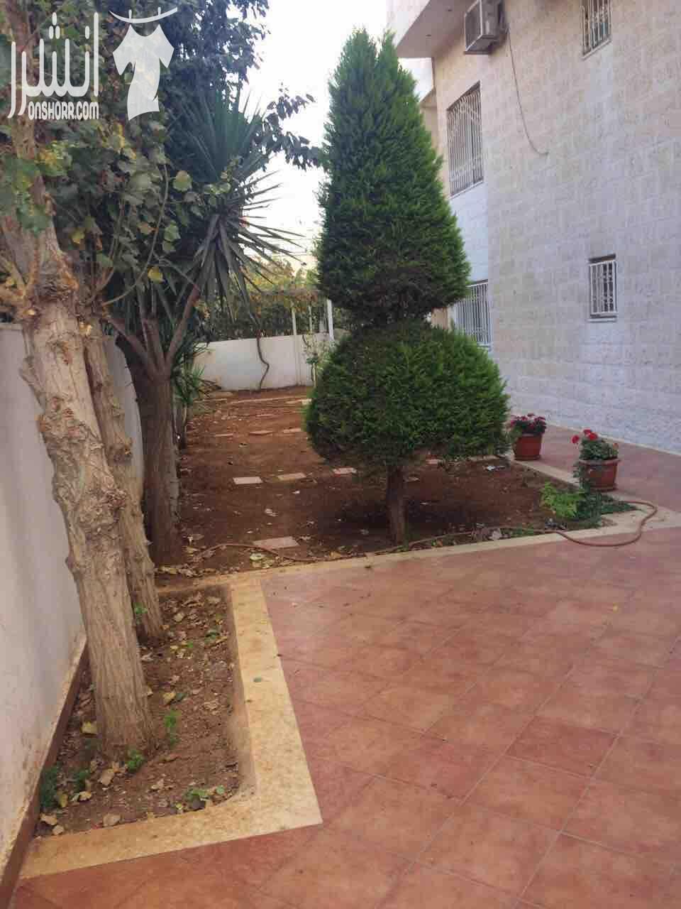 خلدا شقه ارضيه من ڤيلأ مساحه 180م داخلي خارجي 350م 3نوم 2حمام مطبخ غرفت معيشه وضيوف وسفره غرفت شغاله مستودع كراج خاص تدفئه مركزيه حديقه جميله جدا واسعه السعر 7500 على دفعات للجادين الرجاء التوا...