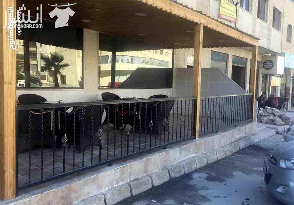 للبيع محلين مع ترس مجهزين ديكور كامل مع حمامات يصلح صالون سيدات او مطعم او حسب الرغبة مساحة 60 متر مربع غير الترس بالزرقاء الجديدة شارع الكرامة بجانب فندق الجوابرة مقابل حلويات زلاطيمو للجادين السعر 1...
