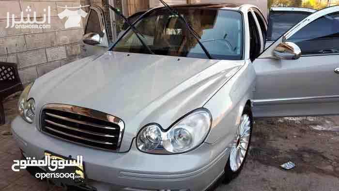 هونداي سوناتا 2002 محرك 2000 cc سلفر مميز تنده سوداء نازله على الرخصه جير تب ترونك جلد بالكامل مكيف حامي بارد شغال 100% مسجل كينود شاشه تتش الأصلي سماعات بيونير الأصلي جنط 17 البينا  الله يبارك لصاحب...