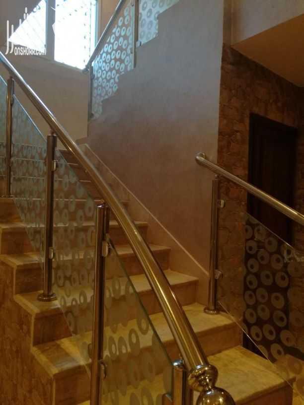شقه دوبلكس أرضي تسويه. مكونه من 2 غرفه نوم ماستر 2 غرفه نوم... 5 حمامات..صالون وسفره واسعه.. غرفه معيشة مميزه .. أبواب المدخل الرئيس والغرف أبواب أمان . 4 مداخل للمنزل.. كراج كبير يسع 3 سيارت . حديقة...