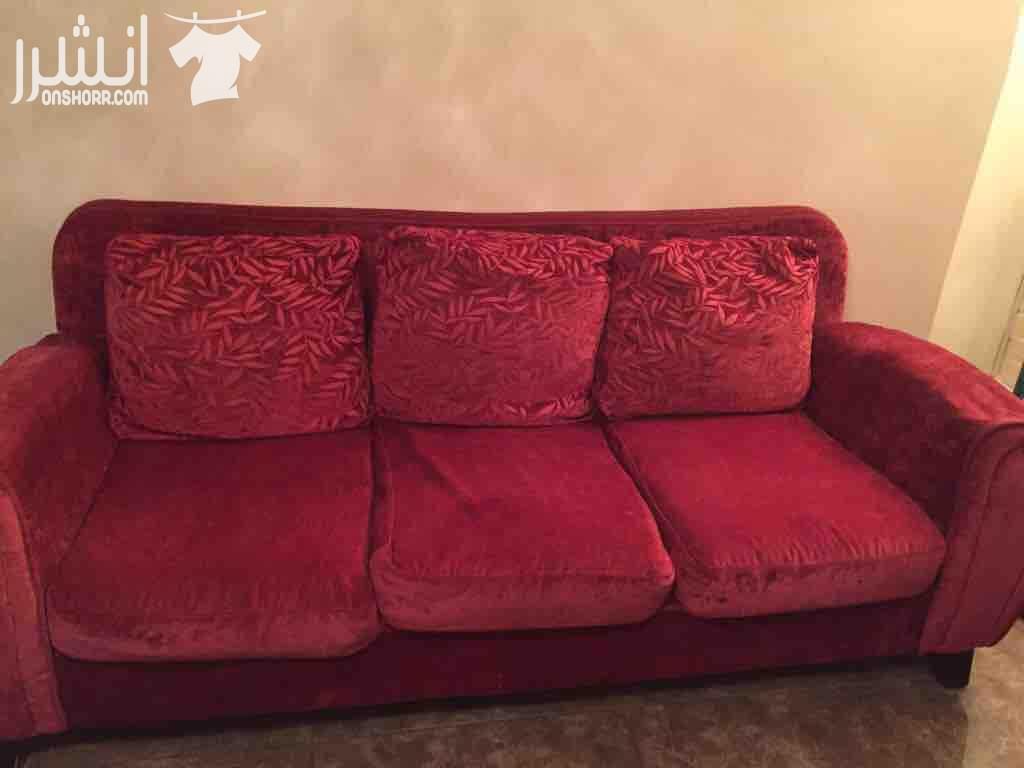 طقم كنب مستعمل . متكون من ٧ مقاعد . مع طاولة وسط و طرابيزات . مع سجادة