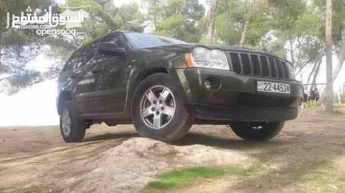 جيب غراند شيروكي2007   لون اخضر جيشي مميز دفع رباعي و نظام الدف لوك   غرفه قماش وبدون فتحه  فحص 7جيد ،  ماتور 60٪‏ جير و بككس ممتاز  كوشوك جديد ترخيص جديد سنه كامله  تحكم طاره ، جير تب ترونيك ، دفع رب...