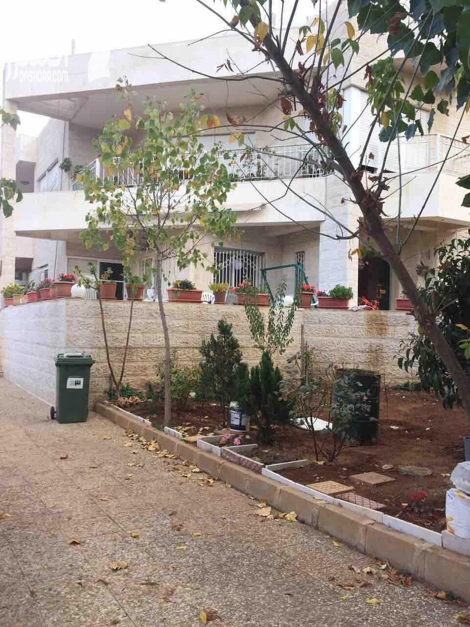 خلدا شقه ارضيه من ڤيلأ مساحه 180م داخلي خارجي 350م 3نوم 2حمام مطبخ غرفت معيشه وضيوف وسفره غرفت شغاله مستودع كراج خاص تدفئه مركزيه حديقه جميله جدا واسعه السعر 7500 على دفعات للجادين الرجاء التوا...