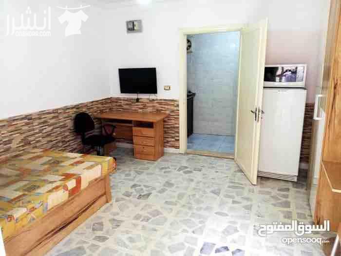 شقق عدد 4 بجانب بعض مفروشة للطلاب الجامعات بجانب الجامعة الاردنية طلوع نفين شقة مفروشة و مجهزة بلكامل مع مكيفات بسعر180 دينار شهري 50 تأمين مسترجع عند الانتهاء الكهرباء و الماء على المسأجر و ممك...