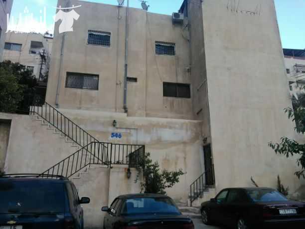 قطعة الارض مساحة ٥١٦ متر مربع مقام على جزء من قطعة الارض بيت مكون من طابقين وروف مساحة كل طابق ١٤٠ متر مربع ويوجد مخزن تحت الارض وباقي الارض مجهزة للبناء .. تقع على نقطة التقاء شارع الاردن بشارع الاست...