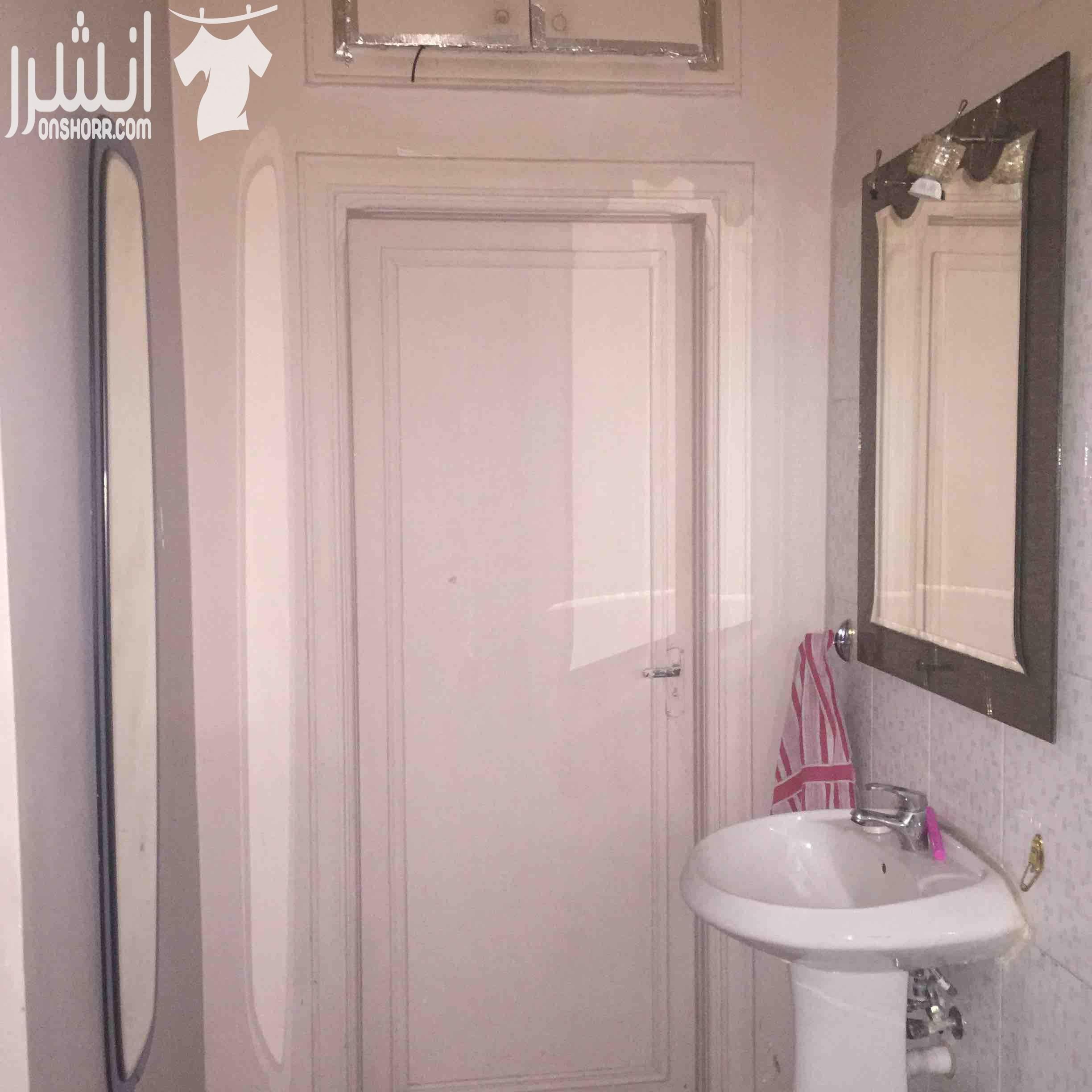 شقة طابقية مساحتها ١٩٠ متر في ضاحية الامير حسن للبيع الشقة طابق اول فوق الارضي مباشرة ٣ غرف نوم (واحدة ماستر) ٣ حمامات صالة و طبخ امريكي ( خشب بلوط) وصالون كبير وحمام ضيوف برندة الشقة مطلة على اكث...