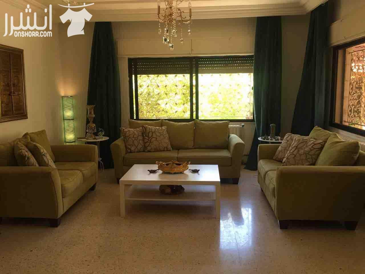 طقم كنب من اشلي للبيع بحاله جيده عمره سنه