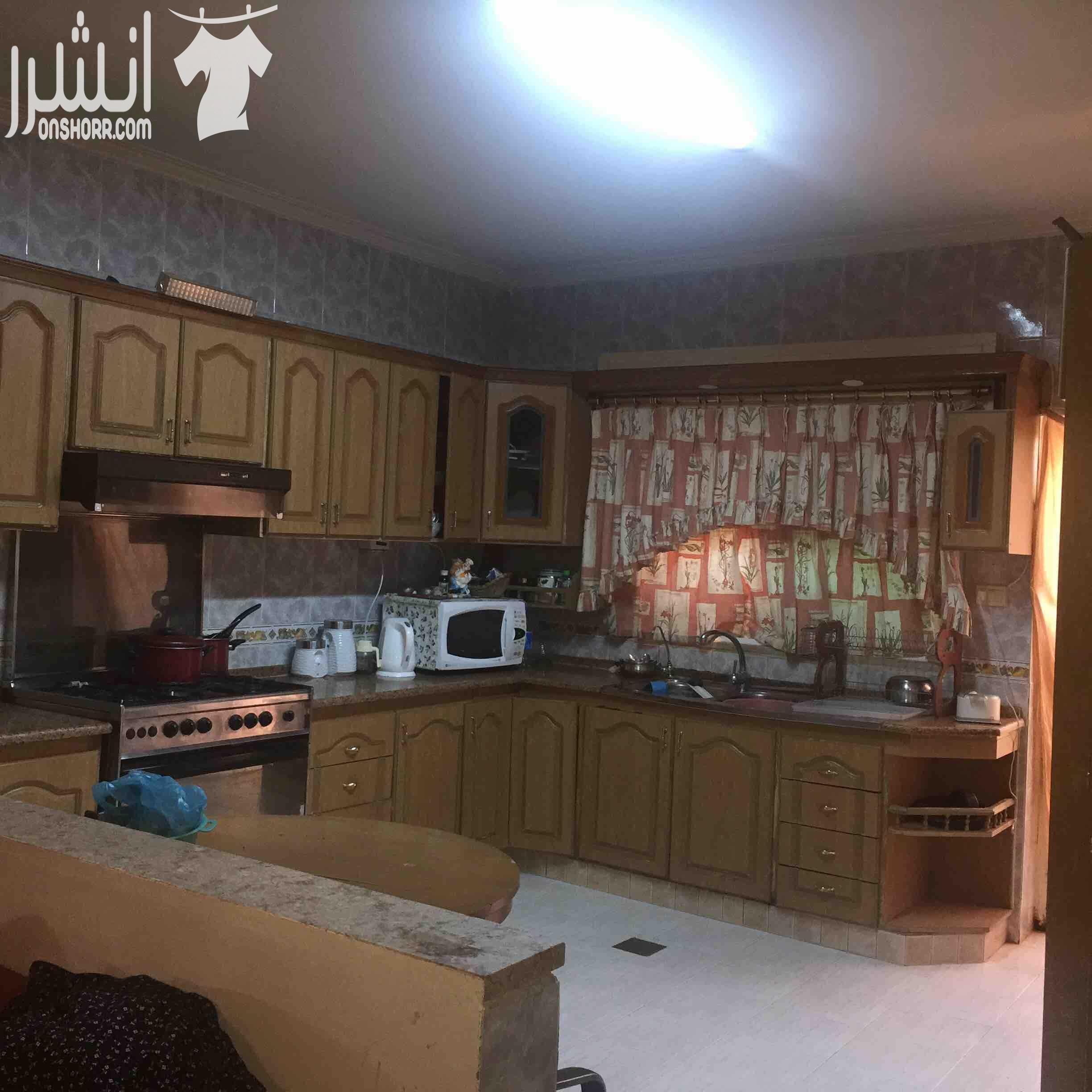 شقة طابقية مساحتها ١٩٠ متر في ضاحية الامير حسن للبيع الشقة طابق اول فوق الارضي مباشرة ٣ غرف نوم (واحدة ماستر) ٣ حمامات صالة و طبخ امريكي ( خشب بلوط) وصالون كبير وحمام ضيوف برندة الشقة مطلة على اكث...