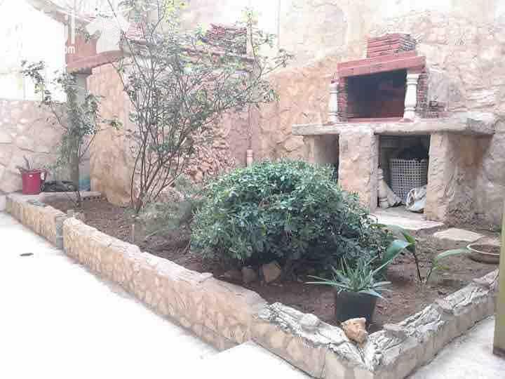 شقة للبيع في الجبيهة بالقرب من مدارس الإبداع التربوي تسوية غير مضغوطة مساحة ١٦٢ متر مربع تتكون من ٣ غرف نوم ٣ حمامات صالون كبيرة وغرفة معيشة كبيرة مطلخ راكب وتدفئة مركزية حديقة ٦٠ متر مربع باربكيو و...