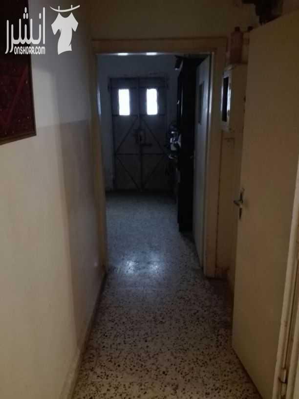 بيت مستقل قديم للبيع عل درج في حي نزال منطقه بدر لفتا شارع باب الساهره عمر البناء ٤٠ سنه مساحه الارض ٢٣٩متر مكون من طابقين الطابق الأول مساحته ٦٠متر مكون غرفتين نوم وحمام ومطبخ وساحه اماميه والطابق ال...