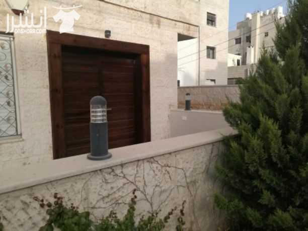 شقه دوبلكس أرضي تسويه. مكونه من 2 غرفه نوم ماستر 2 غرفه نوم... 5 حمامات..صالون وسفره واسعه.. غرفه معيشة مميزه .. أبواب المدخل الرئيس والغرف أبواب أمان . 4 مداخل للمنزل.. كراج كبير يسع 3 سيارت . حديقة...