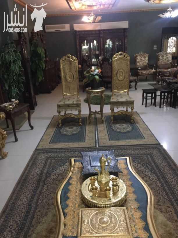 اثاث غرفة ضيافة فاخر للبيع مع جميع الزينة والبرادي والسجاد .