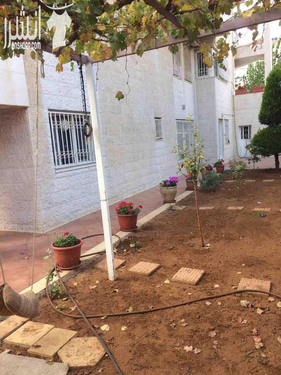 خلدا شقه ارضيه من ڤيلأ مساحه 180م داخلي خارجي 350م 3نوم 2حمام مطبخ غرفت معيشه وضيوف وسفره غرفت شغاله مستودع كراج خاص تدفئه مركزيه حديقه جميله جدا واسعه السعر 7500 على دفعات للجادين الرجاء التوا...