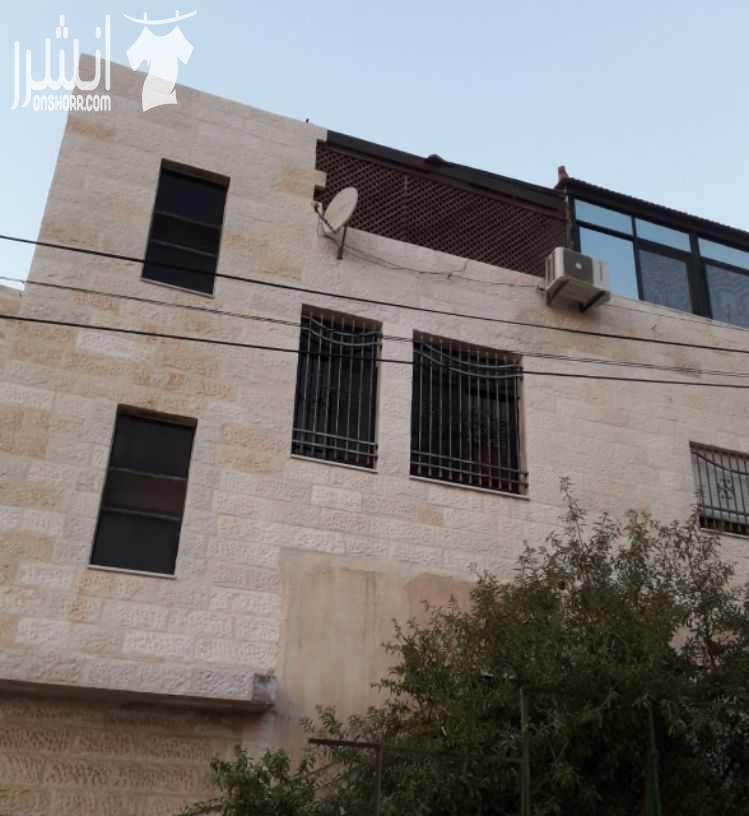 قطعة الارض مساحة ٥١٦ متر مربع مقام على جزء من قطعة الارض بيت مكون من طابقين وروف مساحة كل طابق ١٤٠ متر مربع ويوجد مخزن تحت الارض وباقي الارض مجهزة للبناء .. تقع على نقطة التقاء شارع الاردن بشارع الاست...